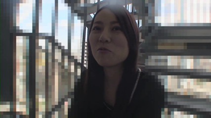 Asian Mature Climax: Distracție pe scări, arătându-și pachetul