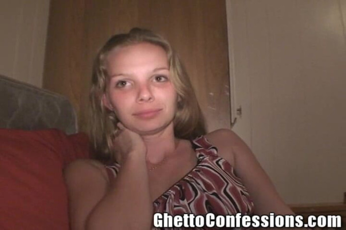 Ghetto Confessions: Обвисла блондинка смайлик дівчина смокче член, тюремні секс-історії!