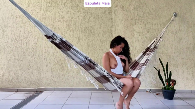 Espuleta: Sexy brunetka se předvádí na dvorku a masturbuje v houpací...