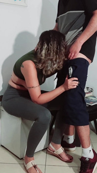 Ele tirou o pau na recepção e pegou uma mão