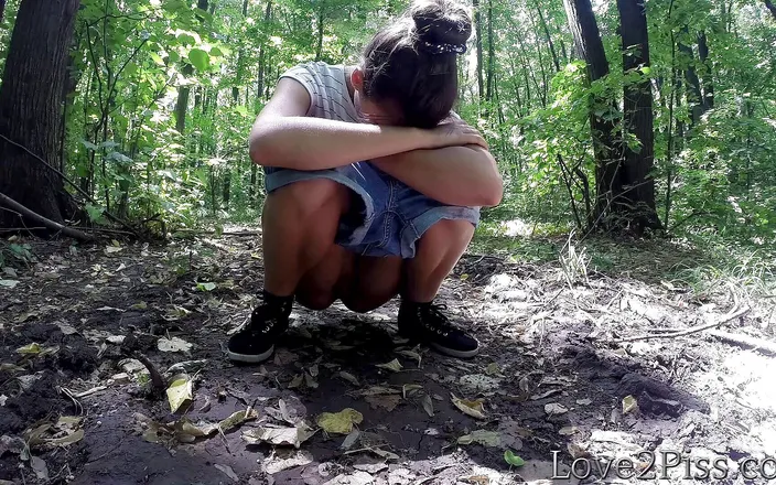 Love 2 Piss: Stírání kundičky listem