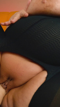 Seks makinesi yırtık külotlu çoraplı tombul orta yaşlı seksi kadını sikiyor