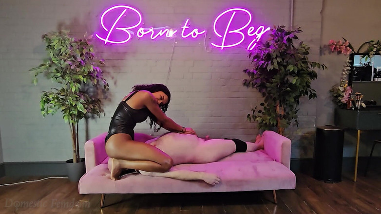 Domestic femdom: आप मेरी परफेक्ट गांड के नीचे कब तक टिक सकते हैं?