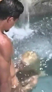 Bootylicious bionda ha una scopata appassionata in piscina e viene sborrata in faccia