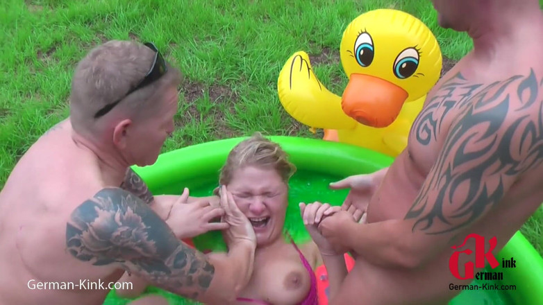 German Kink: Blond laska zostaje zdominowana na zewnątrz w akcji w trójkącie