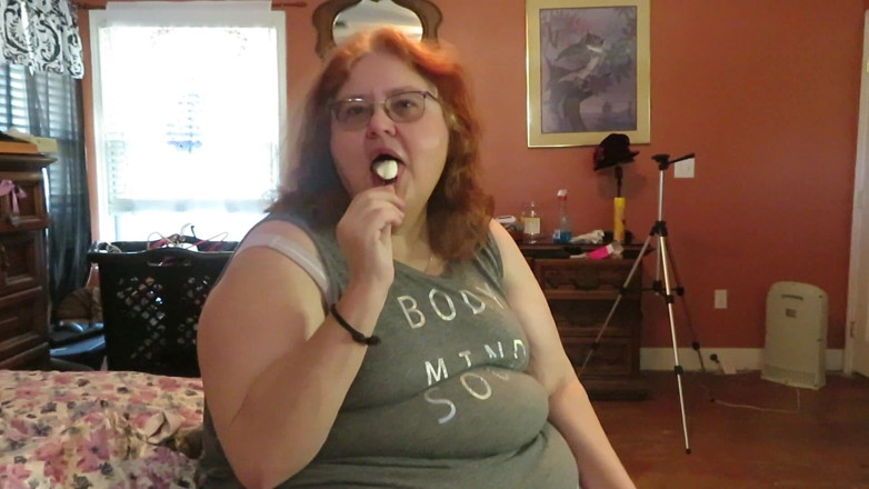 BBW nurse Vicki adventures with friends: Vicki matura donnona bianca rossa lecca e succhia un gelato