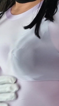 아름답고 섹시한 얇은 스판덱스 탑과 뾰족한 가슴이 있는 블랙 브래지어