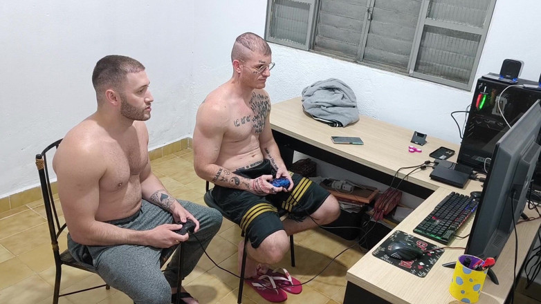 carmonaoficial: Carmona และ Victor Ferraz เล่นเพื่อตูด