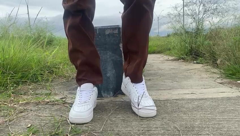 Mr Feet Colombia: AYAKKABILARINI HALKA AÇIK YERDE TıRAŞ ETTIRIYOR VE ŞEFFAF ÇORAPLARINI GIYIYOR