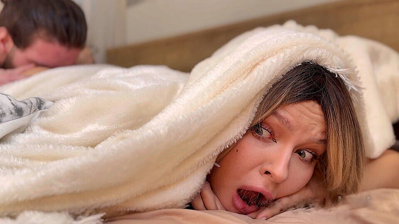 Alexa Poshspicy: 继妹看到我操我的乳头娃娃时变得饥渴，并决定和她一起换地方