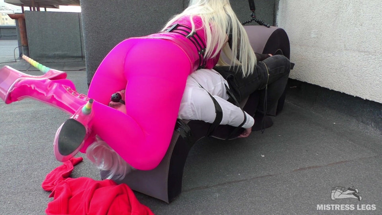Mistress Legs: 핫한 핑크 스타킹을 입고 직원의 얼굴을 논스톱으로 갈아입는 격렬한 옥상 나일론 후장
