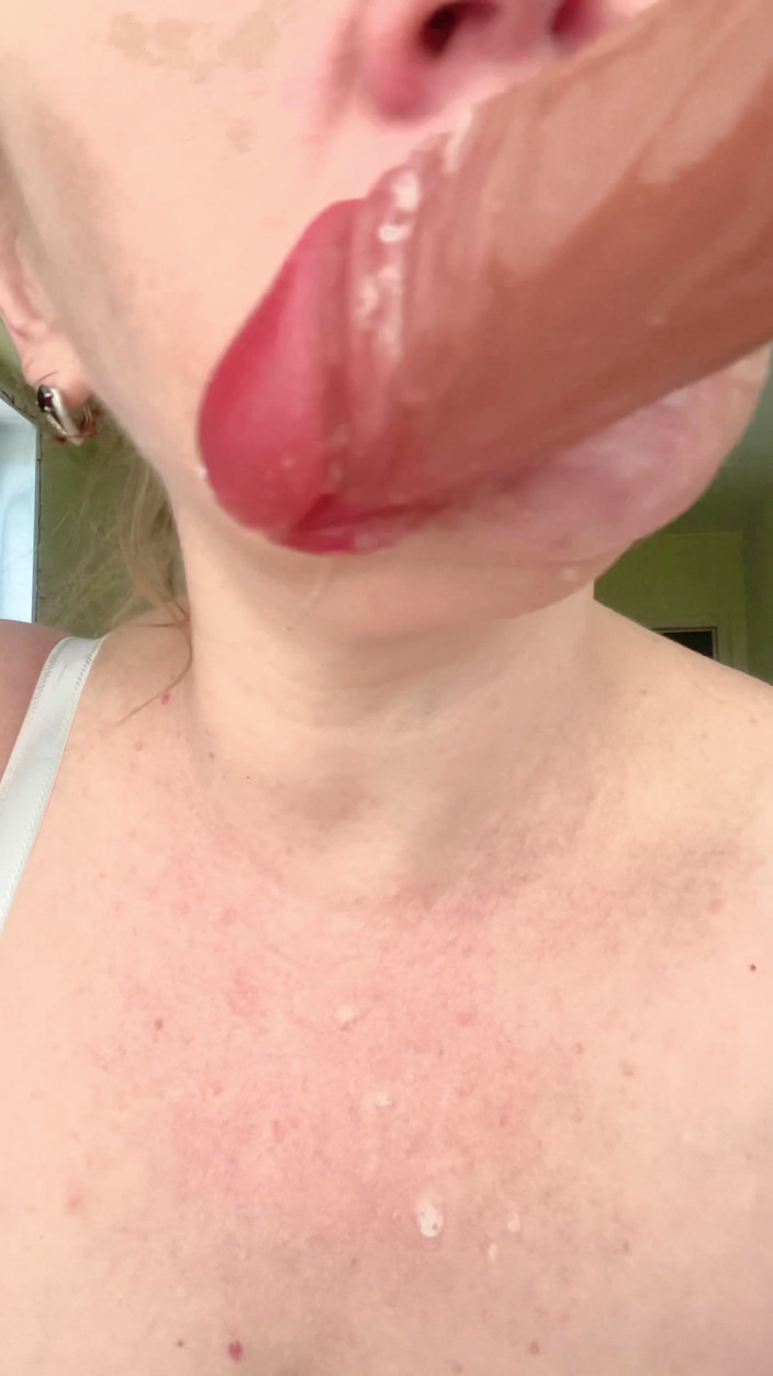 VikkiGeorgia: Мінет крупним планом (імітація)