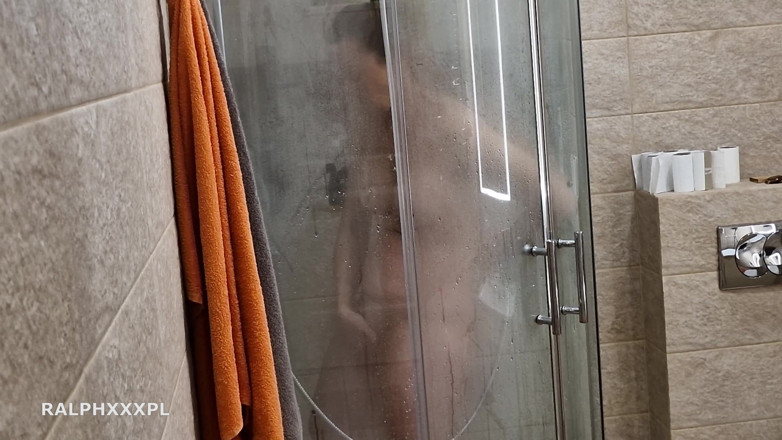 RalphXXXpl: Ik zie mijn stiefmoeder masturberen tijdens het douchen