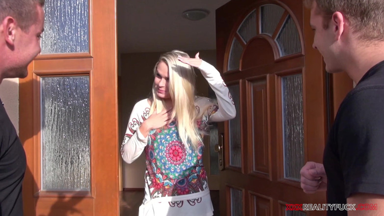 Czech Pornzone: Gorąca blondie rucha się z dwoma nieznajomymi w domu w...