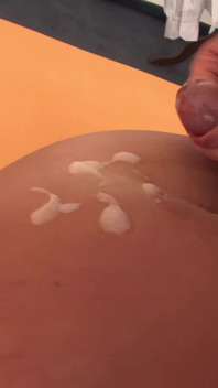 巨乳スージーがファックデートを明確にするために出かけます
