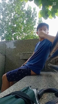 Aisa Young Twink आउटडोर लंड हिलाना और वीर्य निकालना