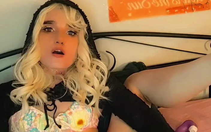 Moondrugz: Blonde Babe Creaming All Over Her Toys with Her Juicy...
