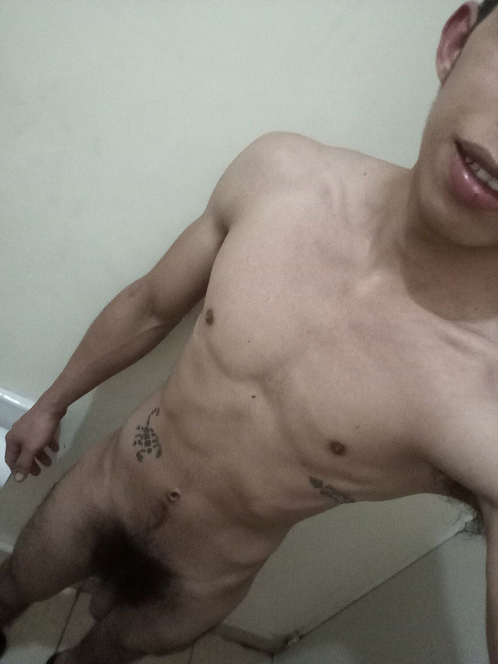 FerZapata: Aku lagi asik masturbasi sebelum mandi