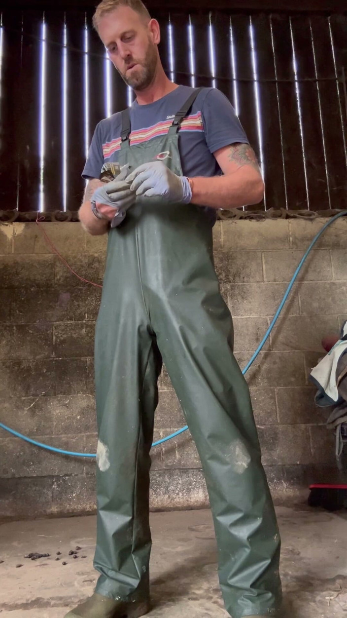 Farmer Sam: Contadino si masturba con un attrezzatura da lavoro sporca