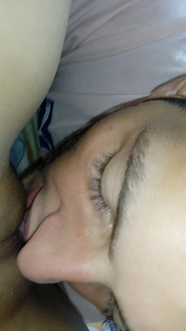 Britanly-Brow: Rica Britanly Brow latina chupando buceta e gozada interna