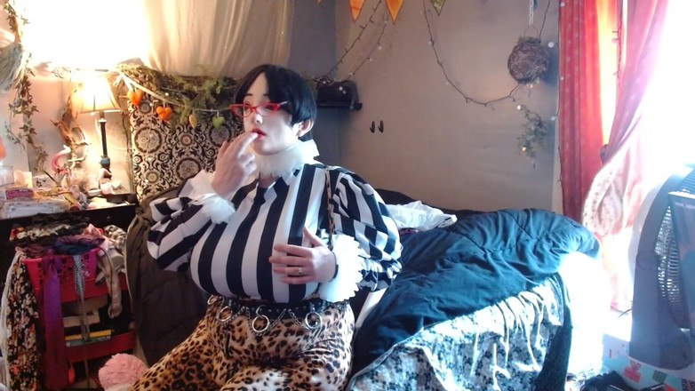 Miss Lacy Duval: Miss Lacy Duval merokok dan vibing