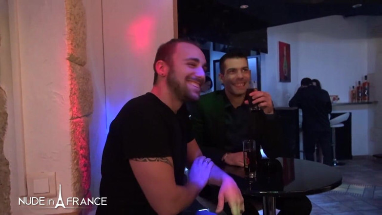 Nude in France: Facet oferuje swoją młodą żonę w klubie swingersów i patrzy, jak...