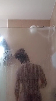 Hãy nhìn những gì đã xảy ra trong khi tôi đang cố gắng tắm... Anh có thể tin điều này không?