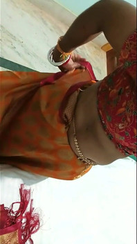 Дели бхабхи носит Saree для функции, но бойфренд постучал дверь и жестко трахнул в задницу и рот