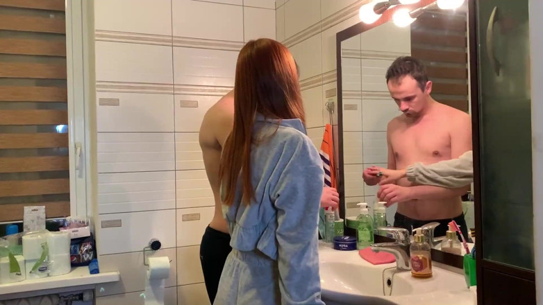 Petite Princesses Femdom: Ruda myje zęby i pluje w usta niewolnika - Amatorskie upokorzenie...