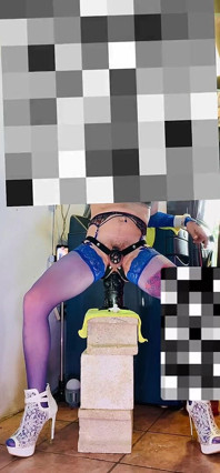 Trans arrapata con grandi tette in silicone viene scopata nel culo all'aperto