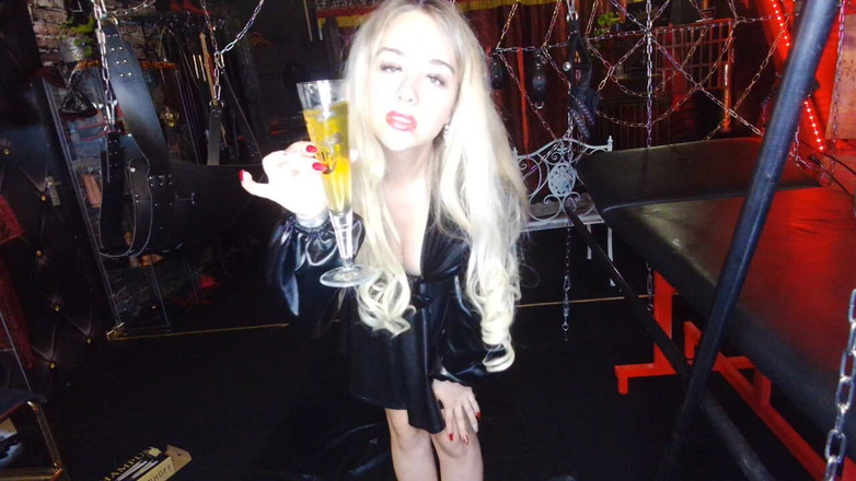 Queen_of_BDSM: Trink Meinen Natursekt.
