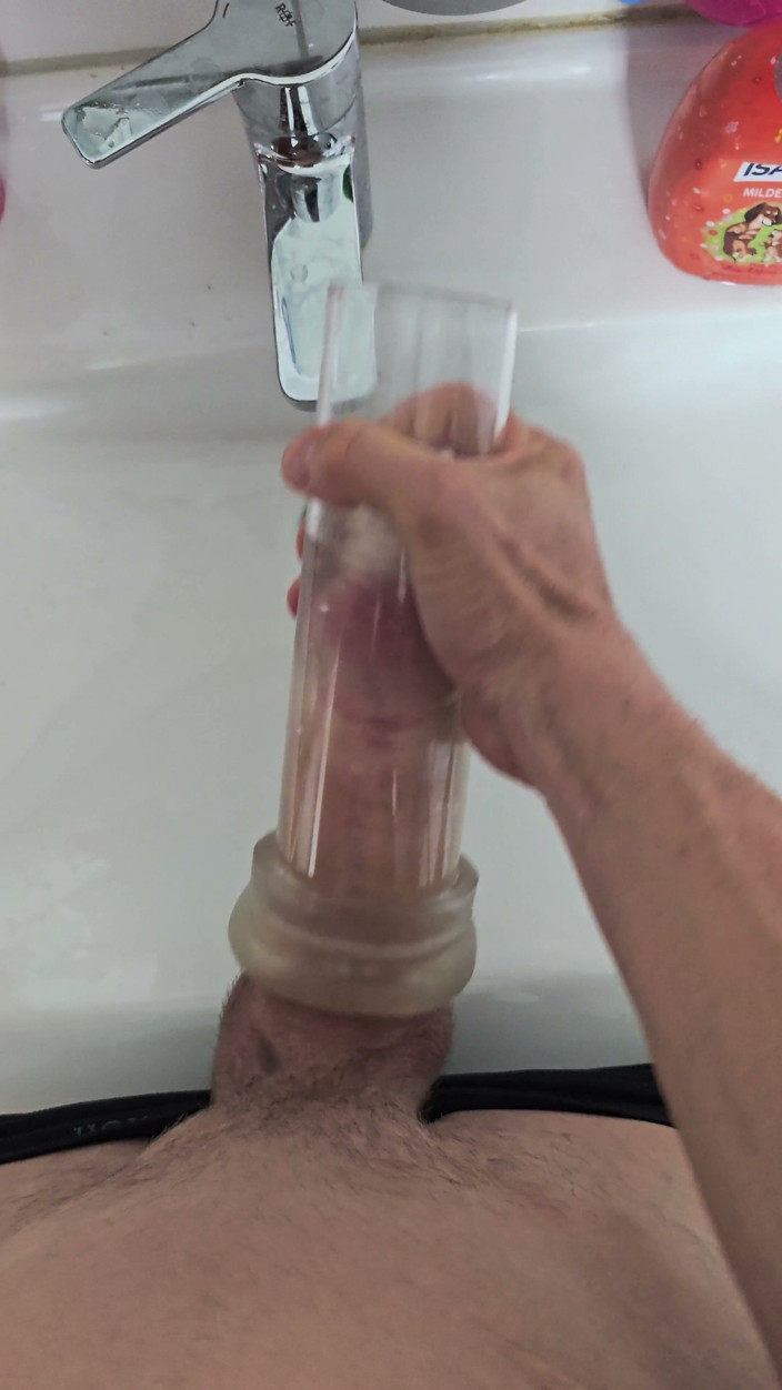 Bigdildo-Boy69: Vista completa acariciando meu pau duro em um Stroker fleshlight...