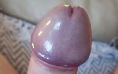 Pellefnatt: Yatakta yatıyorum ve yarağımla oynuyorum ve ıslak bir delik bekliyorum