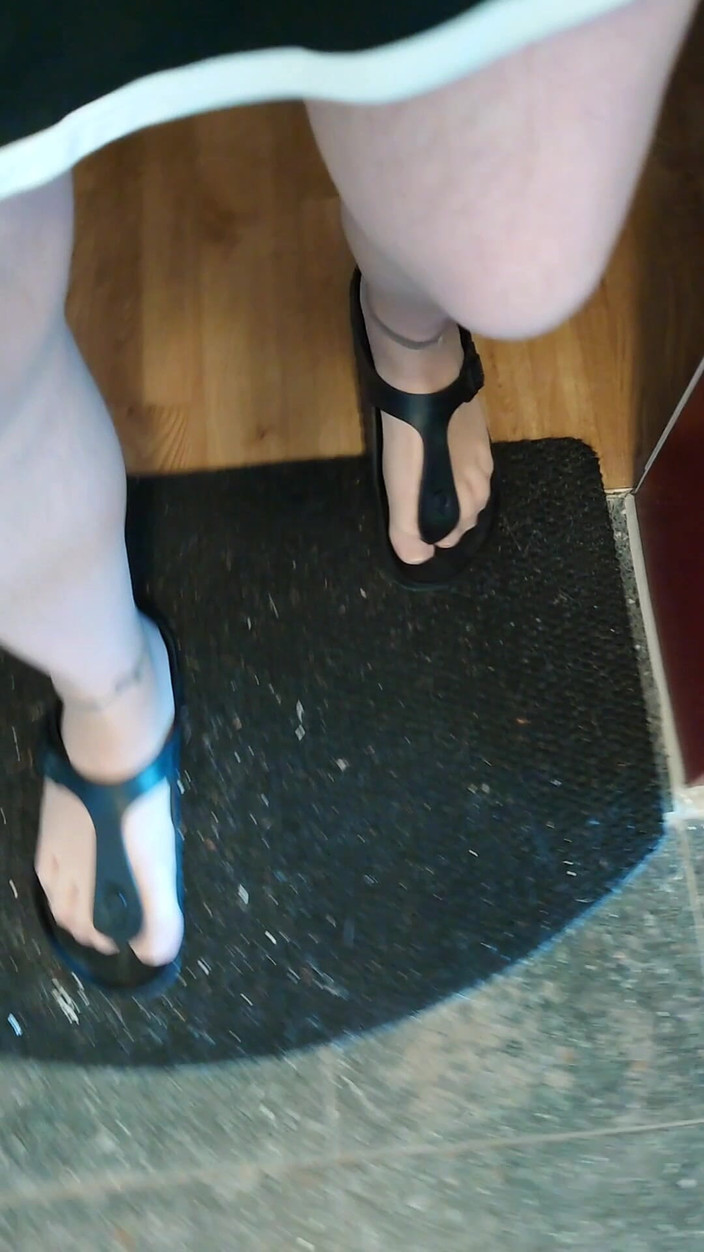 Carmen_Nylonjunge: Merdiven boşluğunda Birkenstocks ve naylon ayaklar