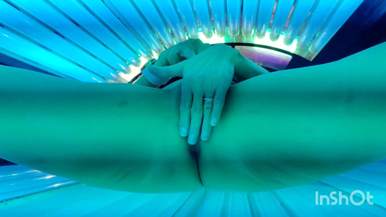 Trixie Dixie: Tanning bed fun