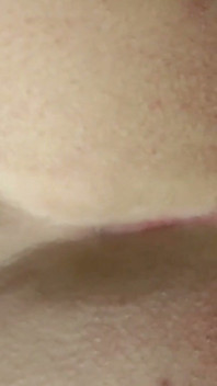 Un femboy natural adorable salta sobre una espiga y se corre en la cámara