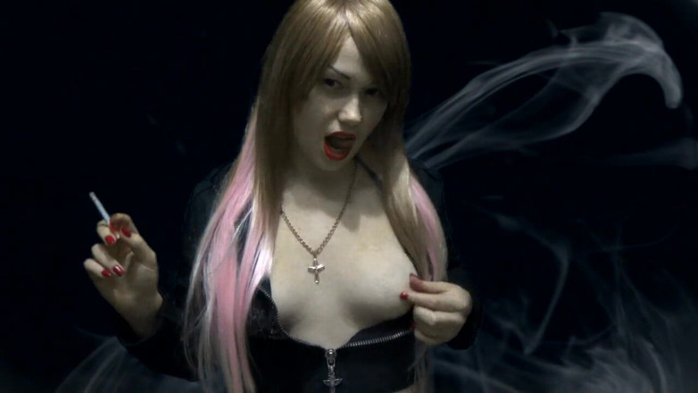 Goddess Misha Goldy: Hodně kouří zde