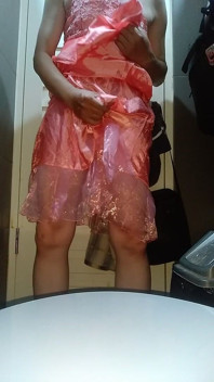 Crossdressing und sperma tragendes mädchen satinparty rosa minikleid