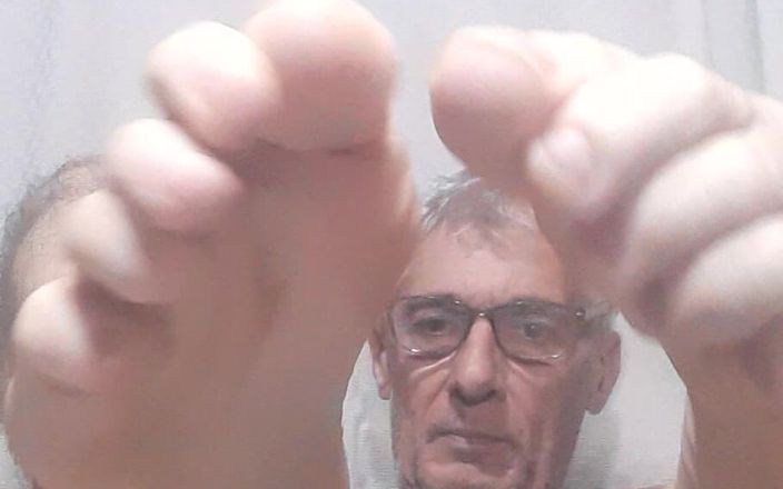 Big uncut hard cock: 私の足のクローズアップ