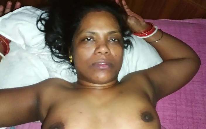 Popmini: Velký zadek Těsná olejová kundička Odvážná tamilská desi manželka kouří...