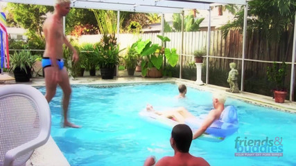 Friends & Buddies: エピソード5 - ホットタブでゲイグループセックス三人組