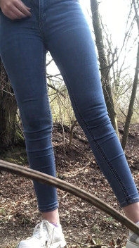 Pisse dans la forêt