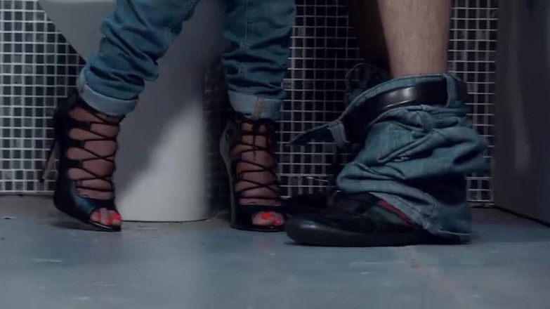 UK Babes: Brünettes schätzchen fickt auf der öffentlichen toilette