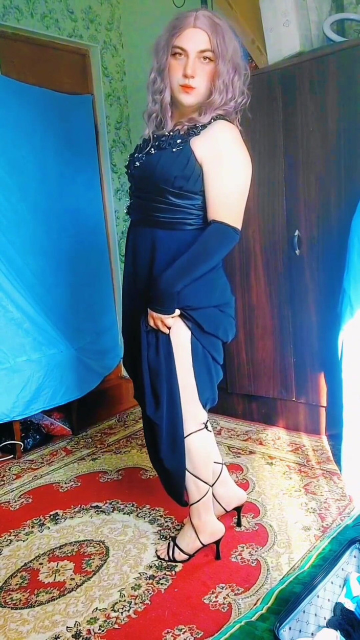 Kitty_Cross: Dadaku berkeringat, cewek semok dengan tubuh mengkilap yang aduhai