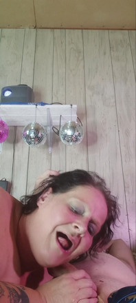 Quand il en a fini avec cette pute, il la pousse à la Flor
