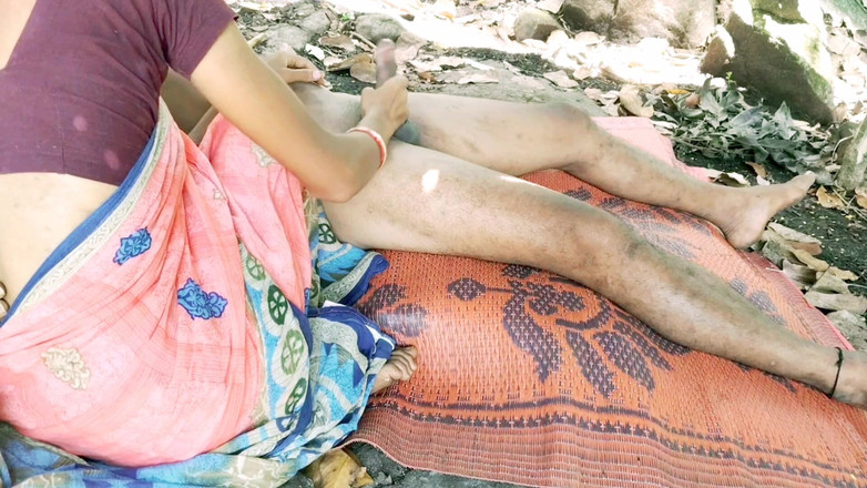 Graju1244: 一个德西独自在森林里，当男孩在那里，操她非常努力，一个妻子和丈夫在森林里操得很漂亮