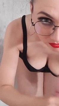Wench favorit nyepong kontol cowok sange ini dengan nikmat