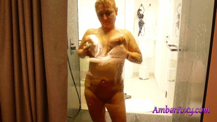 Amber Foxy: Sexy milfka masturbuje v koupelně