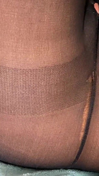 Kira Queen orgazm olmak için damlayan yarığını okşamak için taytını soyuyor!