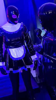 Transformée en soubrette kigurumi en latex